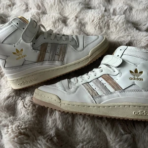 Adidas Forum 84 Hi - Knappt använda och i mycket bra skick. Stilrena och bekvama, passar perfekt for kalla dagar. (köpte dem för 899kr inklusive rabbat)🤍🫶🏽🤎