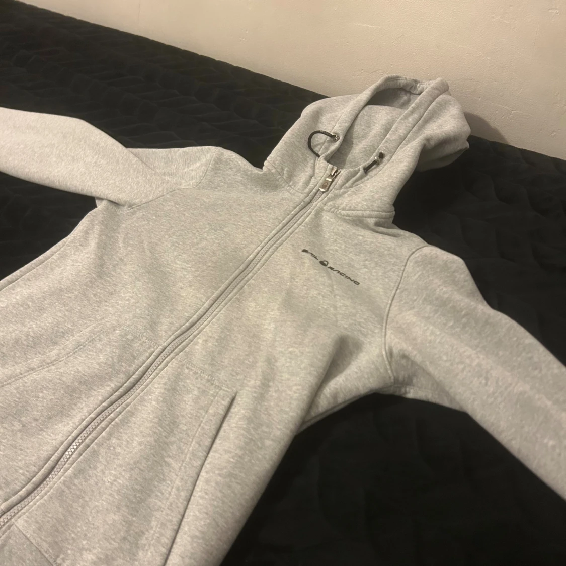 Grå hoodie från Sail Racing - 1