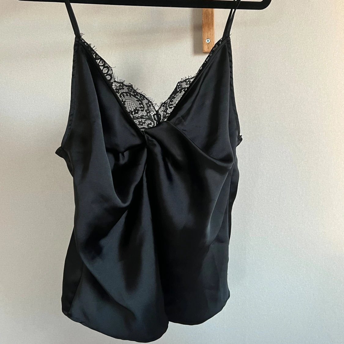Svart satin linnetopp med spets