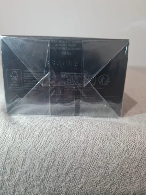 Valentino Uomo Born In Roma - Stilren parfym från Valentino, Born In Roma-serien. Volym: 100 ml. Ingredienser: Alcohol, Aqua/Water, Parfum/Fragrance, Limonene, Benzyl Salicylate, Linalool, Coumarin, Citronellol, Benzyl Alcohol, Geraniol, Alpha-Isomethyl Ionone, Eugenol, Cinnamyl Alcohol, Benzyl Benzoate, Methylanthranilate, Benzyl Cinnamate. Tillverkad i Frankrike.