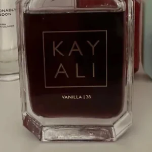 Kayali Vanilla 28 parfym 3ml - Trendig parfym från Kayali med namnet Vanilla 28. Perfekt för dig som vill sticka ut med en modern och stilren doftaccessoar. Snygg flaska som passar på hyllan och i väskan.