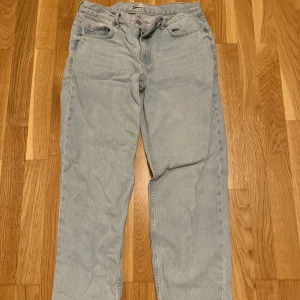 Ljusblå jeans från Gina tricot Perfect Jeans - Säljer ett par ljusblå jeans från Gina Tricot, straight/raka passform. Jeansen har normal passform.