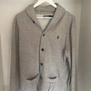 Ralph lauren cardigan - Jag säljer nu min ralph lauren cardigan då jag har insett att den är för stor för mig. Den är i storlek L och är i bra skick. Den är inte använd av mig då den sitter för stort på mig, men är däremot använd av säljaren innan mig. Hör av dig vid fler frågor.
