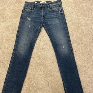 Replay jeans - Feta Replay jeans i storlek 31/32 modell anbass jeansen är i perfekt skick skriv vid minsta fundering 