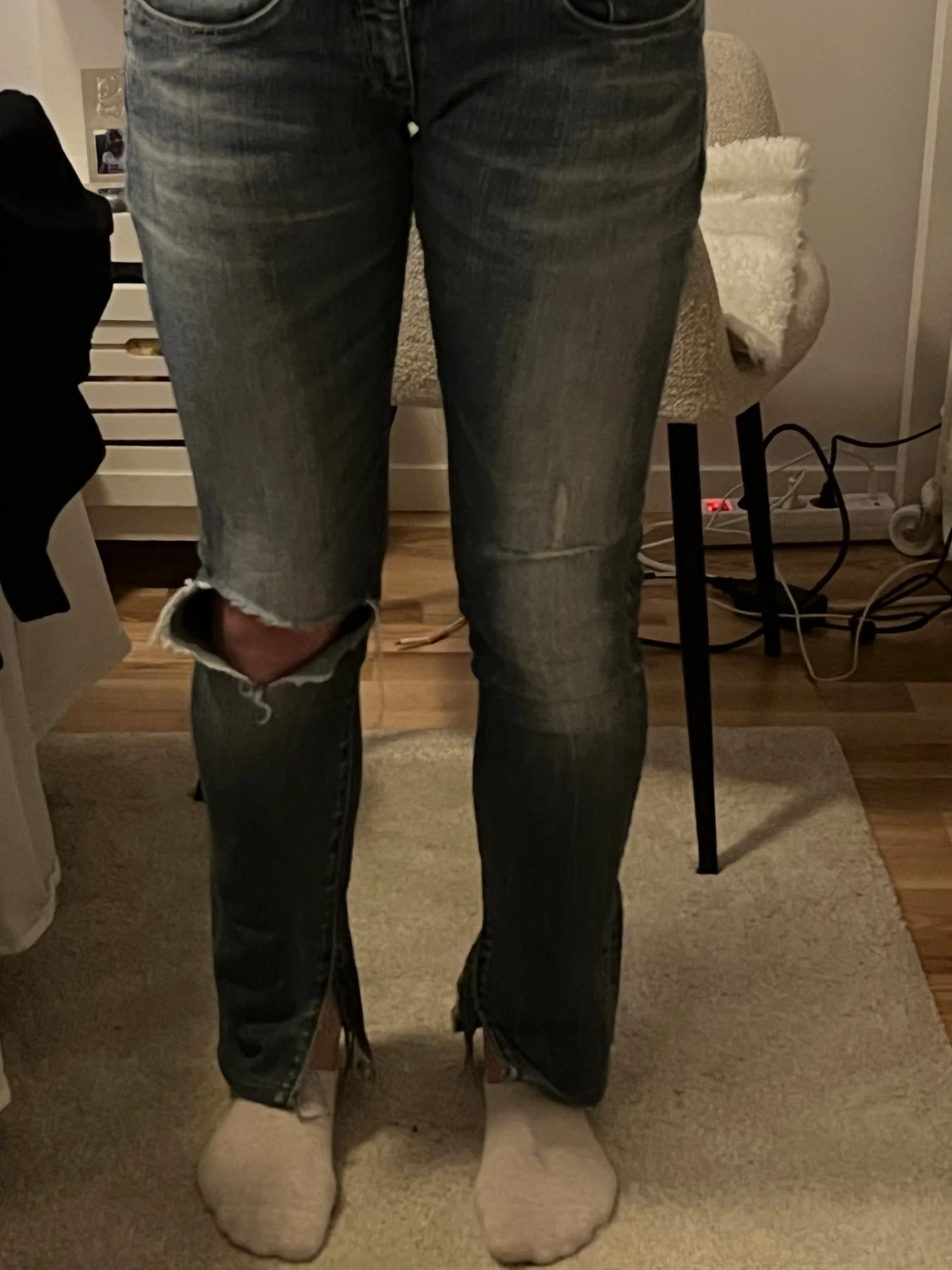 Blå bootcut jeans med slits och hål