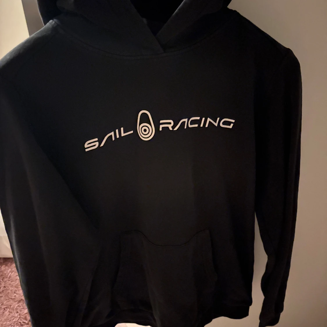 Svart hoodie från Sail Racing