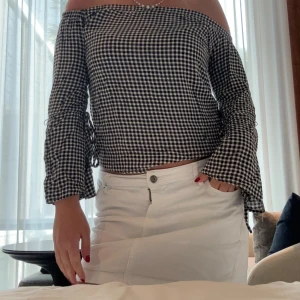 Rutig offshoulder topp Streetwear Society - Supersöt med fina detaljer på armarna. Lite lösa trådar under en av armarna, syns dock inte när man bär den