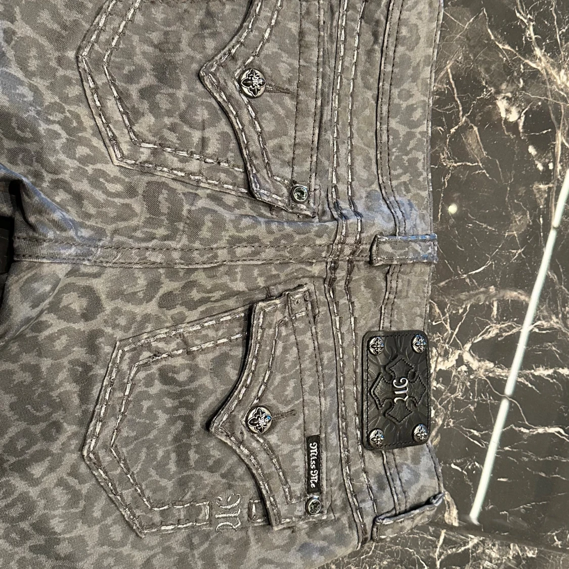 Grå leopardmönstrade Miss Me cargo