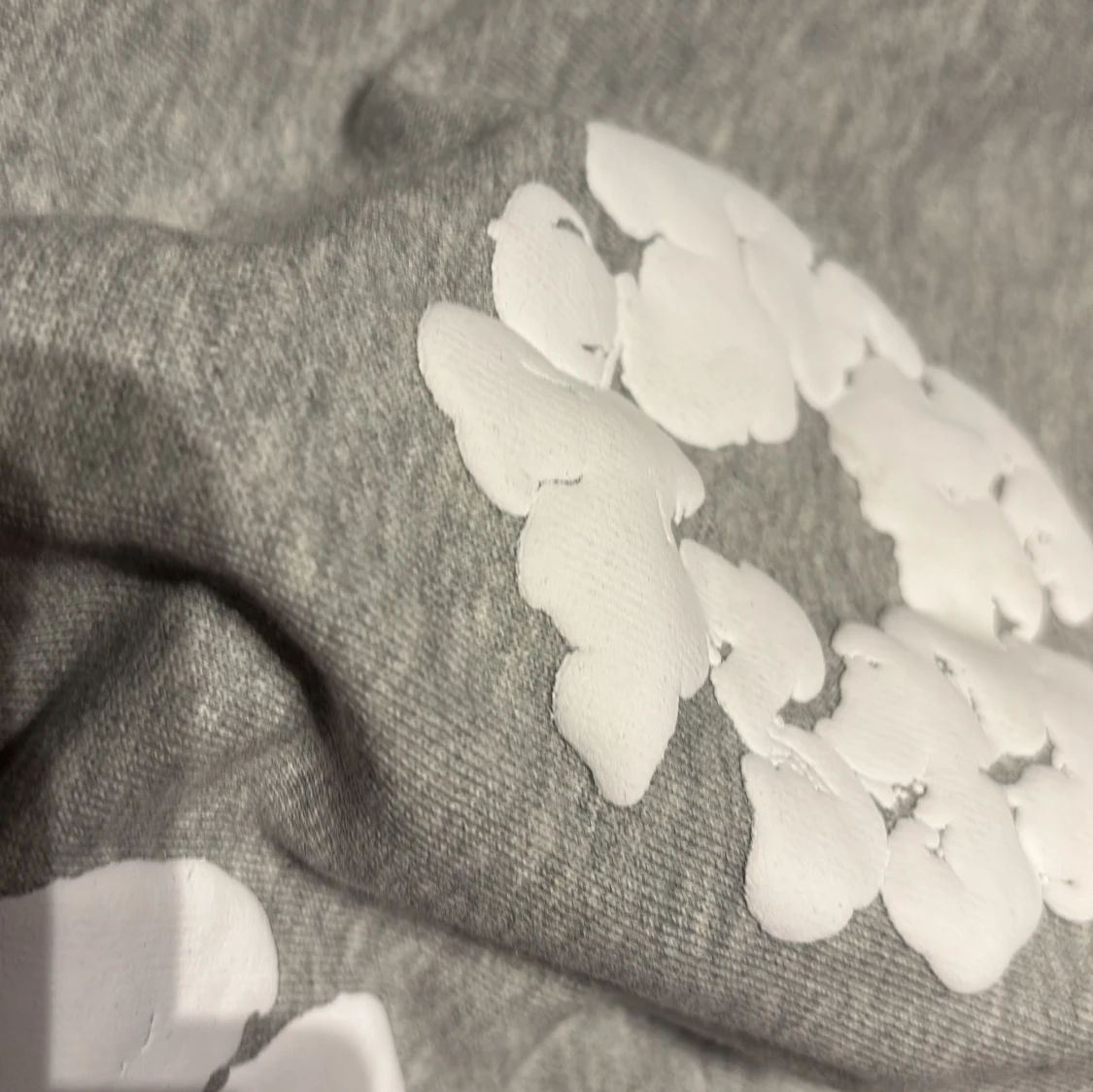 Grå hoodie med vita blommor  - 3