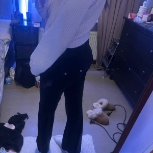 Juicy couture byxor - Säljer ett par Juicy couture byxor. Säljer de för det kommer till ingen användning. Båda metall bitarna till snöret är borta men skicket på byxorna är fräscha och bra. Pris går självklart att diskuteras.⭐️