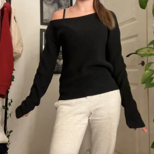 Svart offshoulder stickad tröja - Svart stickad offshoulder tröja från even & odd köpt på Zalando, storlek xs, inga hål eller fläckar