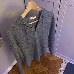 Grå hoodie i kashmir från Luca Faloni - Riktigt fet Luca faloni Kashmir hoodie i ett perfekt skick ! Ny pris 4000 mitt pris 1600 ! Storlek S men passar även XS. Inga defekter eller fläckar ! Skriv vid fler funderingar ! 