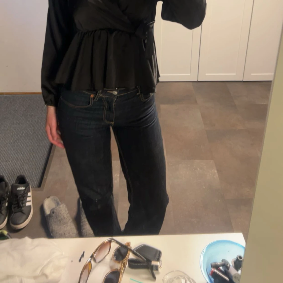 Mörkblå raka jeans med kontrastsömmar