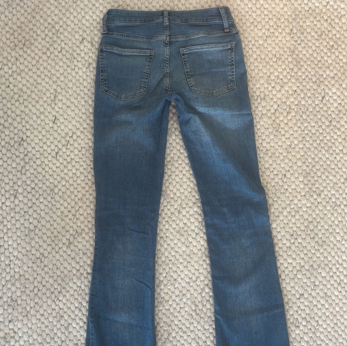 Blå utsvängda jeans från Zara med slitningar - 2