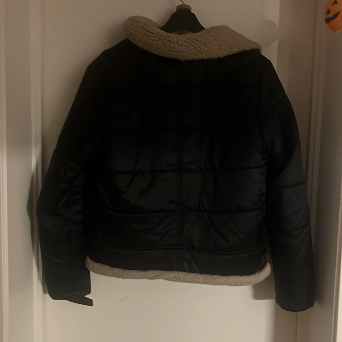 Svart teddyjacka från STR - 1