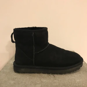 Svarta UGG boots  - Endast använda ett fåtal gången. Nypris 2300! Skriv om du har någon fråga