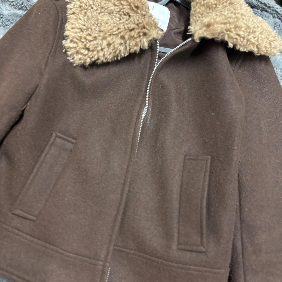 Brun teddyjacka från Stradivarius - 3