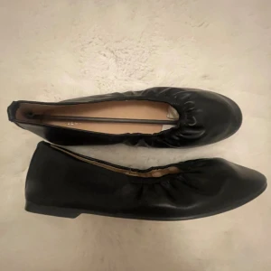 Svarta ballerinaskor från Nelly - ❗️ANVÄND INTE ”köp nu”!❗️Säljer ett par svarta ballerinaskor från Nelly i storlek 37. Säljer då den var för stor och inte hann lämna tillbaka. Därav helt ny med lappen kvar, endast testad en gång 🥰