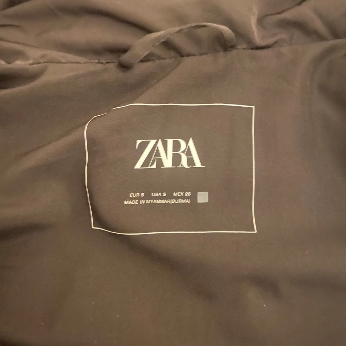 Svart dunväst med huva från Zara - 2