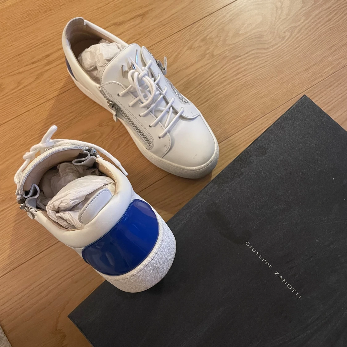 Giuseppe Zanotti vita sneakers med blå detalj