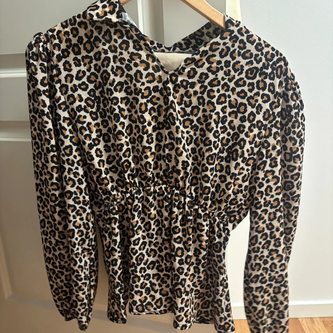 Leopardmönstrad blus från Boohoo - 2