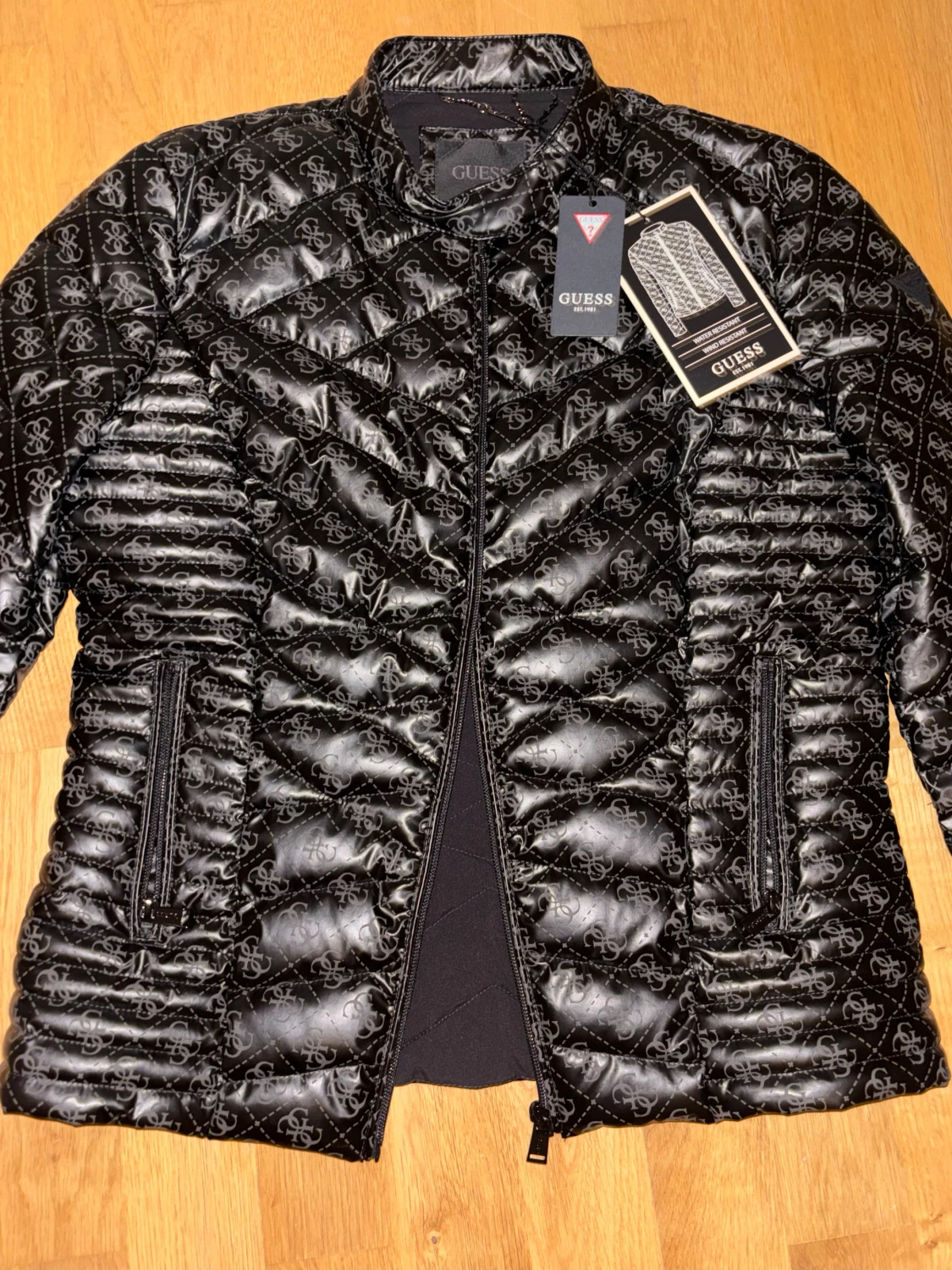 Svart quiltad pufferjacka från Guess - 3