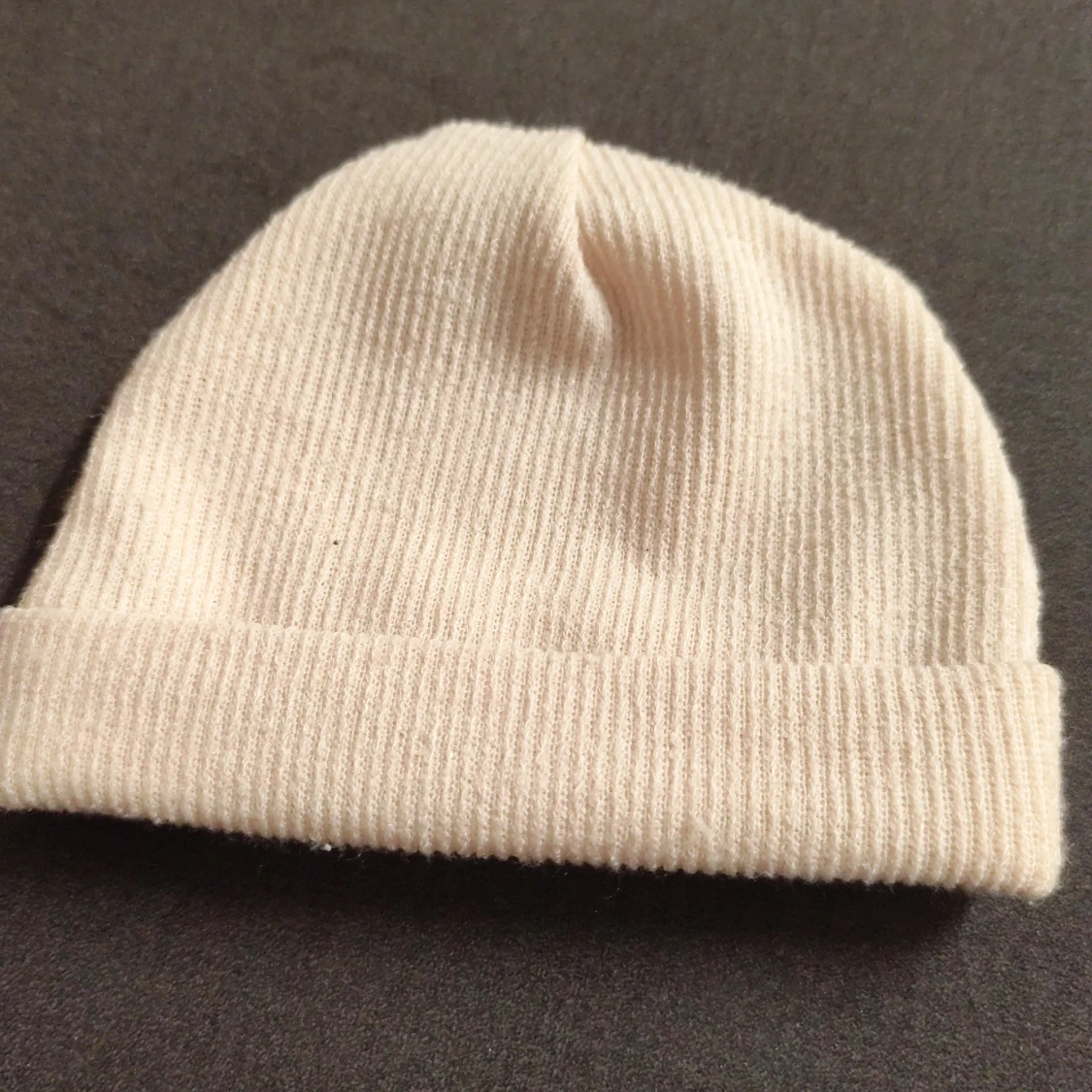 Beige ribbad mössa med nalledekor - 1