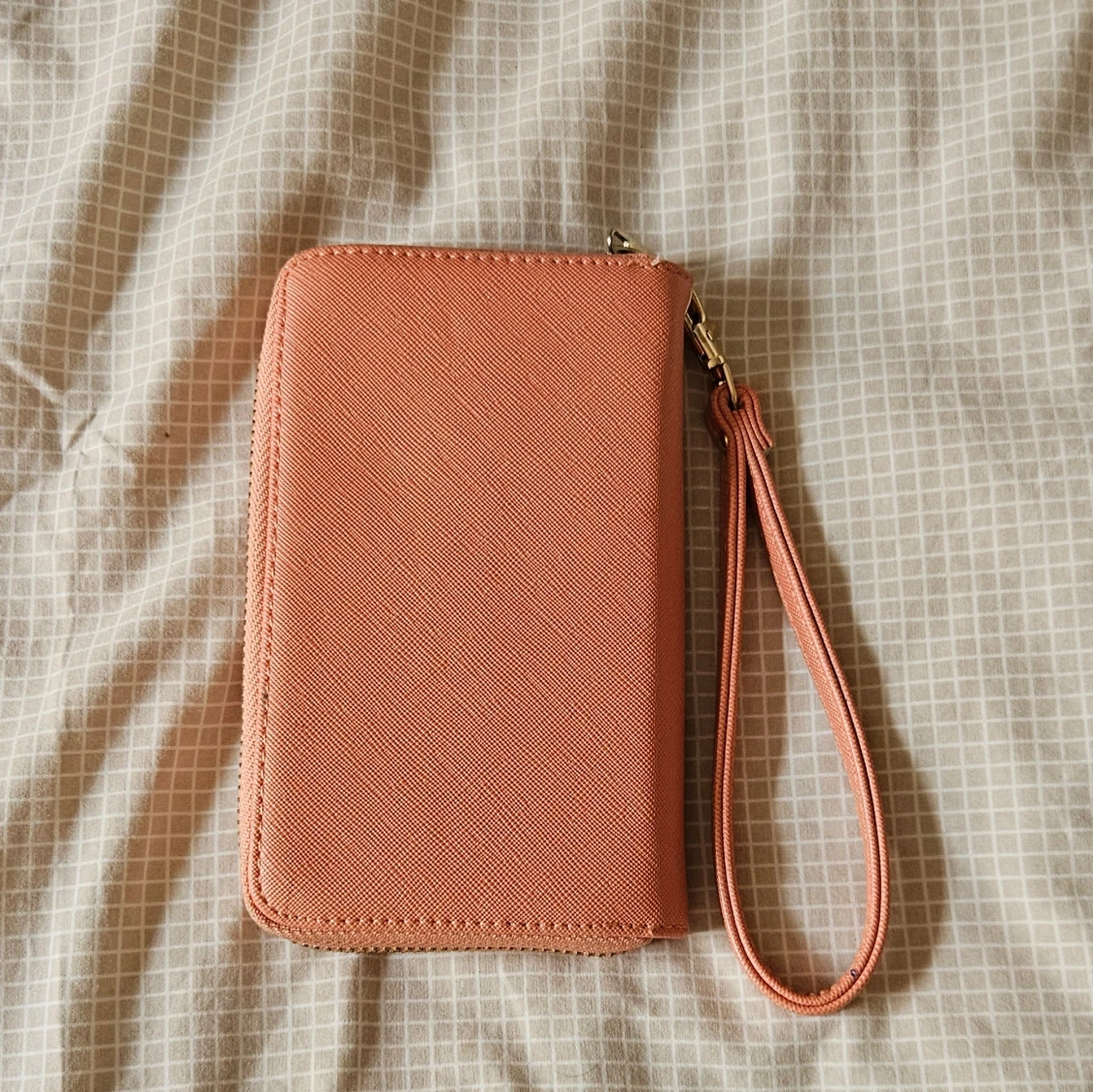 Rosa plånbok med handledsrem