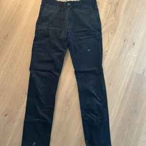 Mörkblåa chinos  - Säljer ett par riktigt snygga chinos från märket East West! Dom är i mycket bra skick (knappt använda) och  kan vara din för endast 249