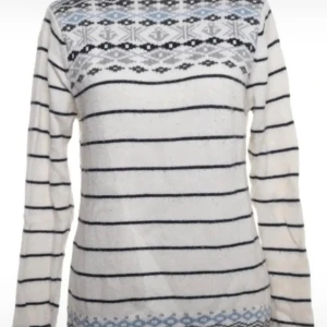 Vit randig tröja från Henri Lloyd - Vit långärmad tröja från Henri Lloyd med marinblå ränder och snyggt mönster upptill i blått och svart. Tröjan är stickad och gjord i en mjuk mix av viskos, nylon, ull och kashmir. Perfekt för dig som gillar klassisk och stilren loo