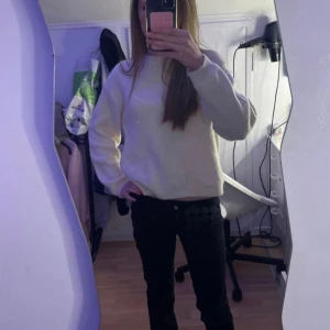 Helt nya Svarta Cheap Monday jeans, strl 25/32 - Svarta jeans från Cheap Monday med lila logga på bakfickan. Modellen har normal passform och raka ben. Materialet är en mix av bomull och polyester med stretch. Klassisk femficksdesign och midja som sitter bekvämt. Säljer på grund att de är lite för stora för mig