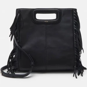  Maje väska svart - Snygg svart axelväska från Maje i skinn med coola fransar längs sidorna och ett praktiskt handtag upptill. Väskan är nästan aldrig använd skriv till mig om ni vill ha bilder på väskan💕! Pris kan diskuteras