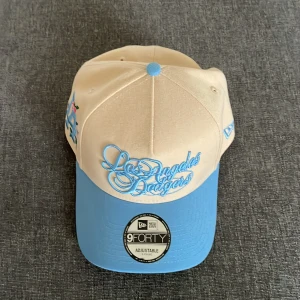 LA keps  - Säljer en fin LA keps som är rätt så sällsynt. Nypris 500 mitt pris 300. Den är helt oanvänd. 