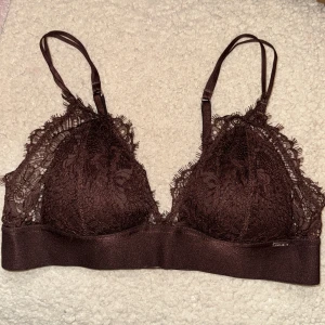 Spetsbh  - Supersnygg spets bh ifrån Lindex, märket Ella M! Endast använd ett fåtal gånger 🥰🥰 ge bort till dig själv eller någon du tycker om i julklapp 🫶🏽