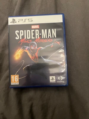 2 st PlayStation spel - 2 stycken skivspel till PS4 och PS5. Spiderman: Miles morales funkar till bara PS5 och Just Dance 2018 funkar till både PS4 och PS5. 1 spel för 199kr, 2 spel för 249kr