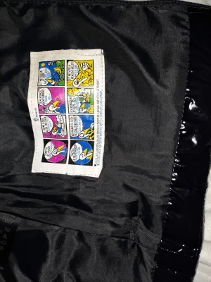 Moncler väst storlek S  - Hej jag säljer den här fina och lyxig moncler västen har haft den i ett år köpte den för 1200 kr som du ser på bilderna så ser den ut som en ny.