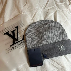 Iv mössa grå - Nytt skick, aldrig använd och skickas 24h efter beställning!