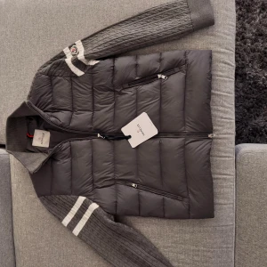 Grå Moncler dunjacka med stickade ärmar - Skriv i dm vid funderingar!