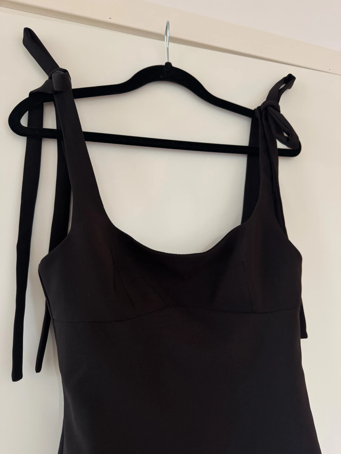 Svart kort klänning med knytband - 1