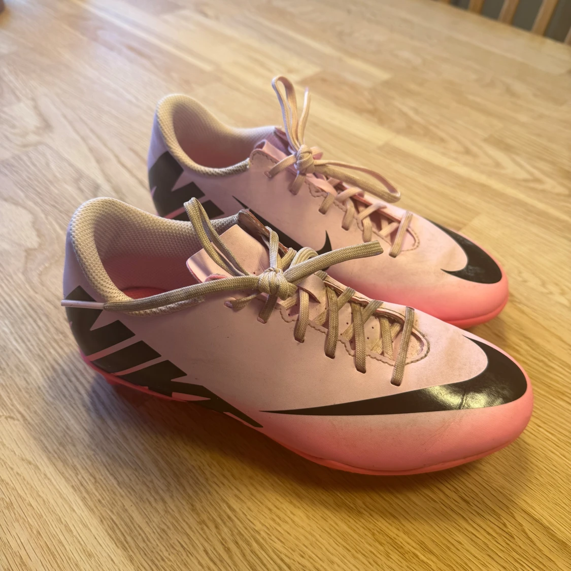 Rosa Nike fotbollsskor med snörning