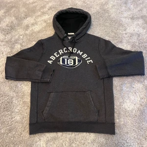 Mörkgrå hoodie Abercrombie & Fitch - Fet mörkgrå hoodie från Abercrombie & Fitch. Storlek M och i bra skick. Skriv vid frågor!