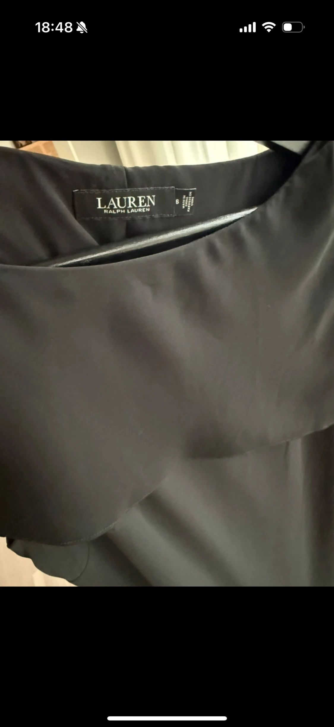 Svart långklänning med cape-detalj - 5