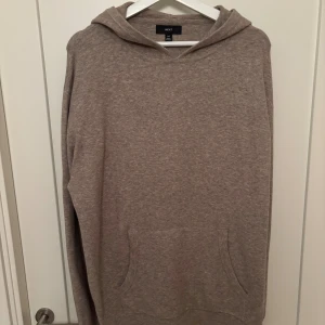 Stickad Hoodie - Tja! Säljer nu denna finstickade hoodie i beige färg, nypris 899kr, ingen defekter, hör av er vid frågor 