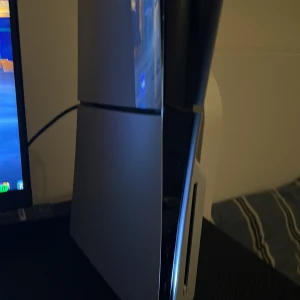 PlayStation 5 - Säljer en PlayStation 5 med tillhörande DualSense-kontroll. Konsolen är i fint skick utan synliga repor eller skador. Perfekt för dig som vill spela de senaste spelen med snabb laddning och fantastisk grafik. Allt fungerar som det ska.