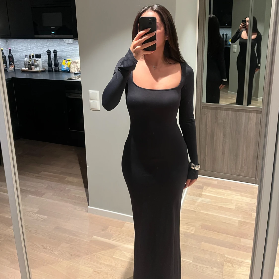 Svart långklänning med lång ärm - 1