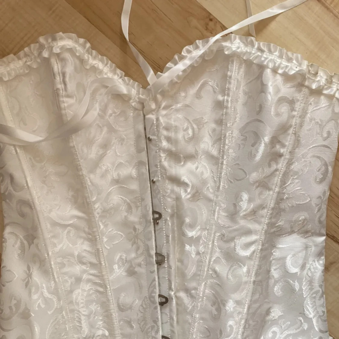 Vit korsett med satinrosett och spets - 1