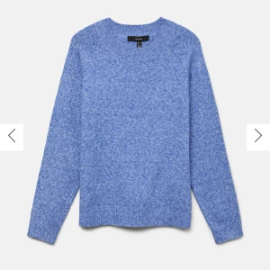 Stickad blå tröja💙 - Jag säljer nu min fina blå tröja från Vero Moda. Den är lite sliten och nopprig i kanterna som man kan se på sista bilden, annars är den i fint skick.