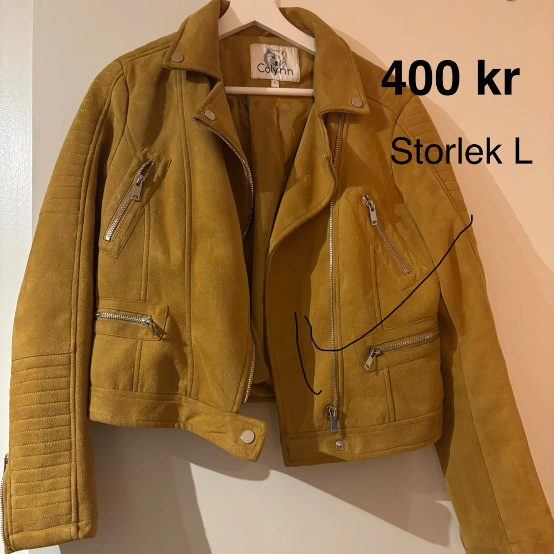 Gul mocka bikerjacka från Colynn