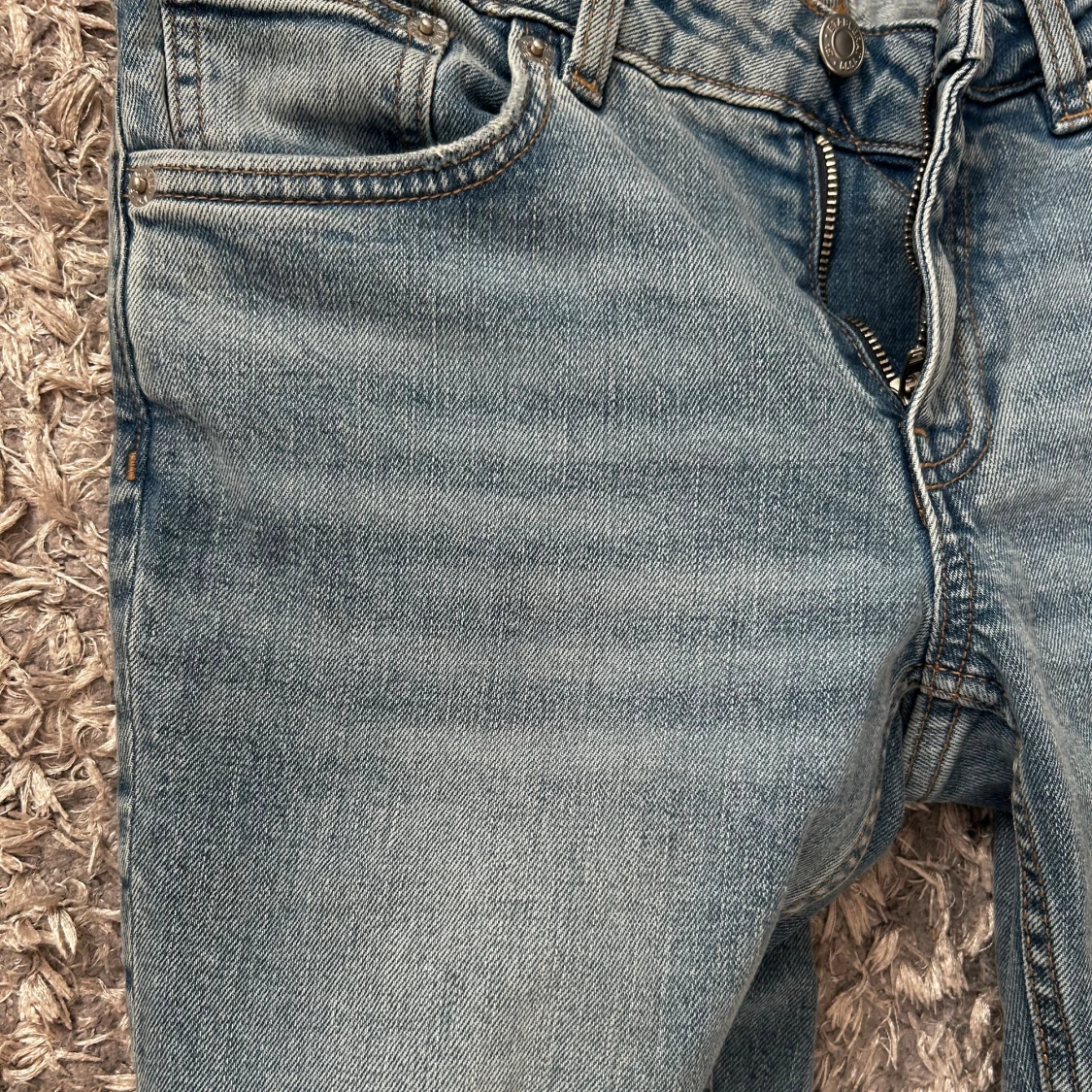 Bootcut jeans med slitna knän - 3