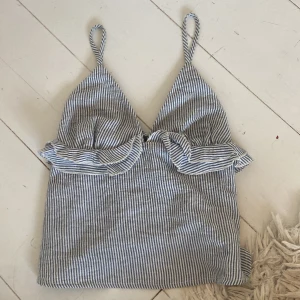 Randig linnetopp från Bershka XS - Superfin randig linnetopp från Bershka i blått och vitt. Storlek xs. 💕